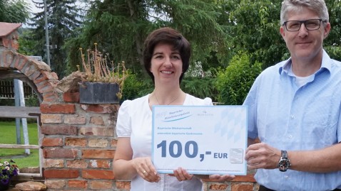 Kreisbäuerin Sabine Schindler bei Gutscheinübergabe