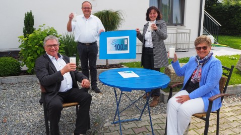 Übergabe Milchgutschein an Gasthaus Apfelbeck