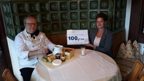 Hr. Gehring und Fr. Müller bei Gutscheinaktion