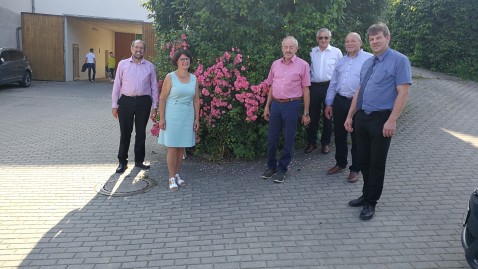 Personen im Halbkreis