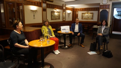 BBV überreicht Frau Wenzel vom Cafe Wiedemann den Gutschein