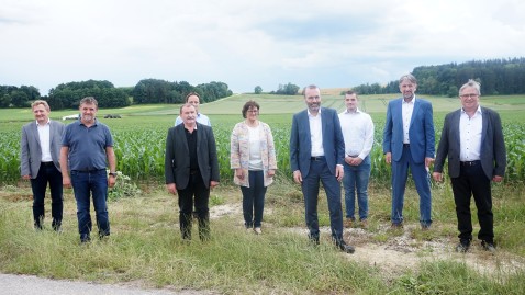 Gruppenfoto mit Manfred Weber auf Gurkenbetrieb