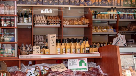 Marktstand mit vielen Erzeugnissen direkt vom Bauern