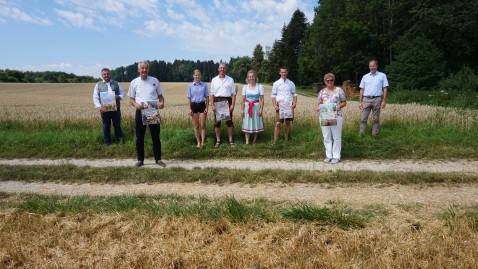 Personen auf einem Feld