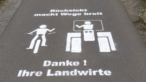 Schrift und Bild auf Feldweg