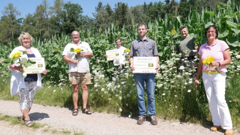 Personen vor Blumenfeld