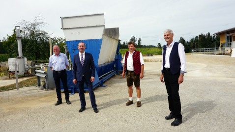 BBV-Kreisobmann Anton Föggl, Wirtschafts- und Energieminister Hubert Aiwanger, Martin Poschner (Bürgermeister Halsbach) und BBV-Getreidepräsident Hermann Greif (v. l.)