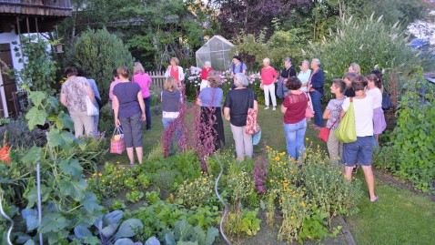 Die Landfrauen bei der Gartenführung