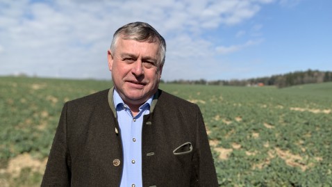 Bauernpräsident Walter Heidl auf einem Feld. 