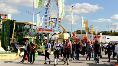 Besucher schlendern über das ZLF-Gelände. 