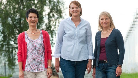 Drei Unternehmerinnen auf einem Bauernhof
