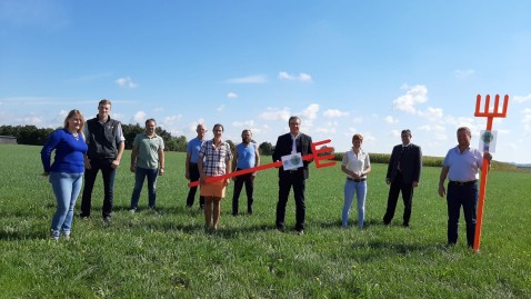 Bäuerinnen und Bauern bei Erding mit bunten Gabeln