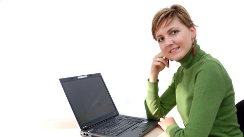 Frau sitzt vor einem Laptop