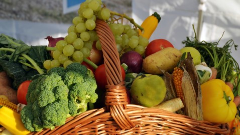 Ein reich bestückter Korb mit Obst und Gemüse. 