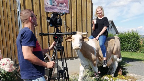 Lisa Fuller zeigt einen Einblick in die heimische Lebensmittelproduktion. 