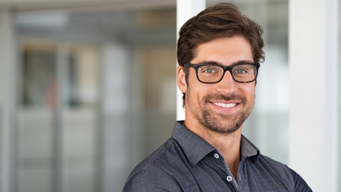 Mann mit Brille und Lächeln