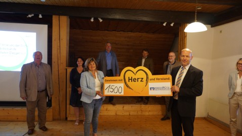 Übergabe Spendencheck der Raiffeisenbank Deggendorf-Plattling-Sonnenwald