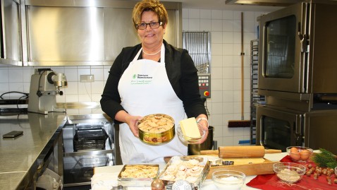 In der Backstube mit vielen Plätzchen für Weihnachten