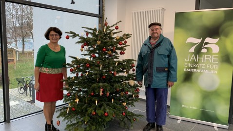 Kreisbäuerin mit Christbaumlieferent
