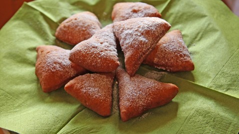 Die fertig gebackenen Mandazi