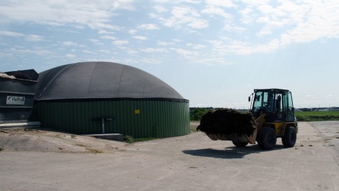 Hoflader vor einer Biogasanlage. 