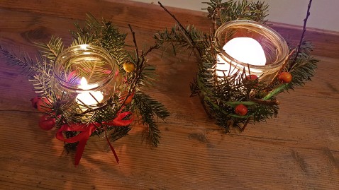 Kerzen in weihnachtlichen Gläsern