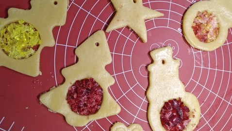 Ingwerplätzchen mit zerstoßenen Bonbons