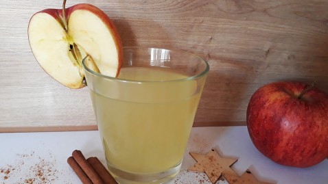 Weißer Glühwein mit Apfelsaft