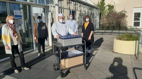 Übergabe der Spanferkel-Semmeln im Krankenhaus Schongau
