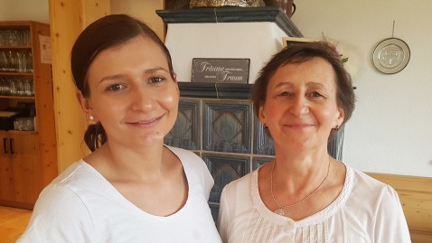 Tochter und Mutter Promberger in ihrem Café