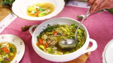 Eine Terrine voller Hühnersuppe