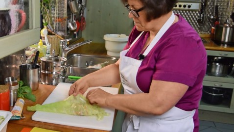 Renate Ixmeier bereitet in ihrer Küche Kohlrouladen zu