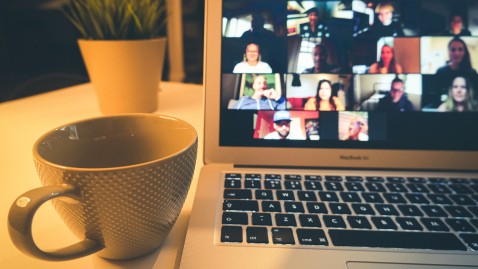 Web-Schulung an MacBook