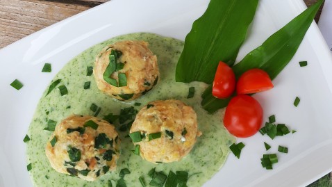 Knödel mit Bärlauch auf Teller