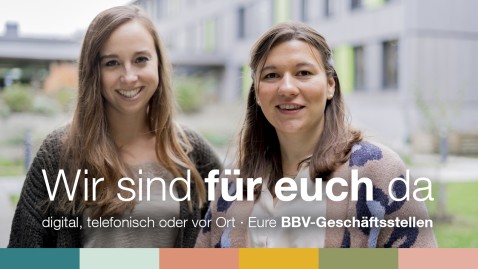 zwei damen schauen ins bild unter ihnen der slogan "wir sind für euch da!"