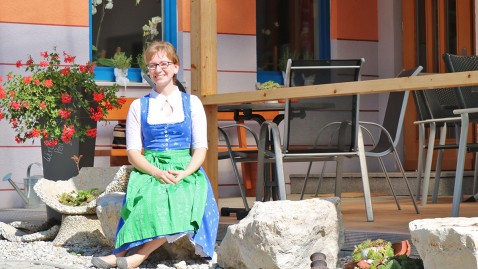 Bäuerin Elisabeth Meir aus Eching vor ihrem Café