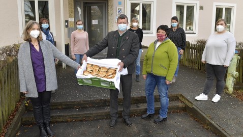 Übergabe der Bratensemmeln 