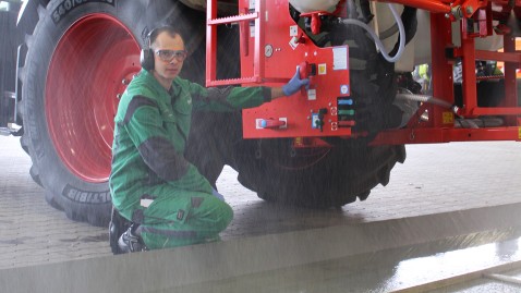 BayWa Techniker prüft Pflanzenschutzgerät am Traktor