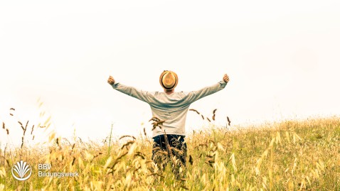 Ein Mann freut sich im Feld