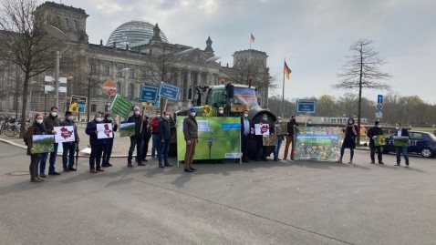 2021-04-20-Aktion Insektenschutz vor Bundestag