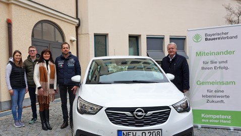 Ein weißer Opel Crossland im Hof des Bayerischen Bauernverbandes in München