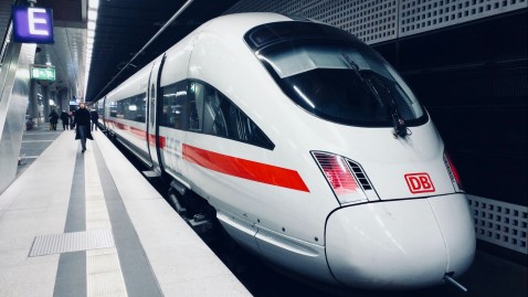 Ein ICE-Zug am Bahnsteig