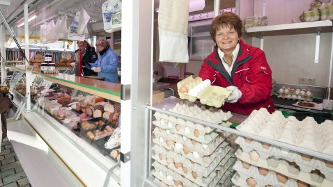 Direktvermarktung: Eine Bäuerin verkauft Eier in ihrem Verkaufswagen. 