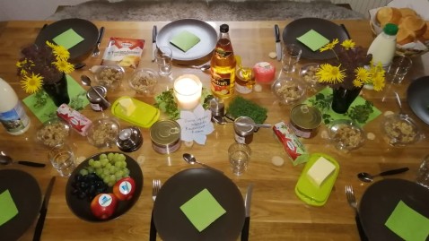 Gedeckter Frühstückstisch