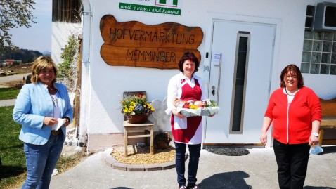 Frau Mattis und Frau Wenig präsentieren zusammen mit Frau Memminger die Frühstücksbox