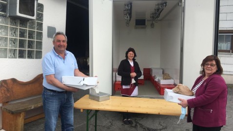 Herr Klampfl und Frau Wenig genießen das Frühstück bei Familie Memminger