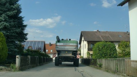 Mähdrescher im Wohngebiet