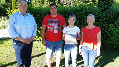 Personengruppe mit Scheck