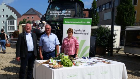 Kreisvorstandschaft Cham auf dem Bauernmarkt in Cham mit dem Traktor "EssenAusBayern"