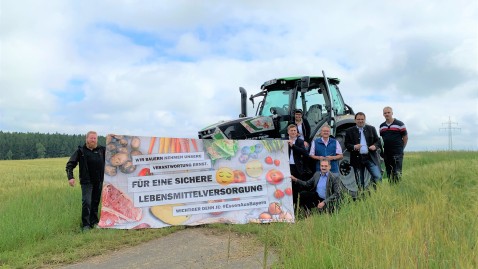 Traktor mit Banner und Teilnehmern